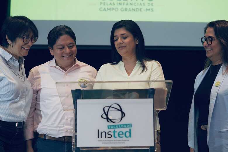 Candidata Rose Modesto e seu vice, Roberto Oshiro, durante assinatura de Carta Compromisso