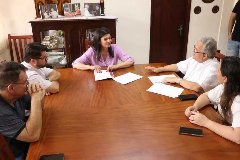 Rose Modesto em reunião na Arquidiocese de Campo Grande