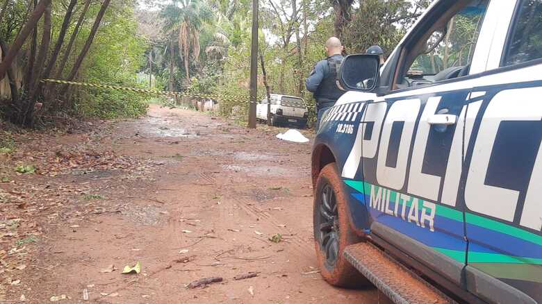 Esta segunda vítima também foi atingida pelos disparos, mas fugiu e faleceu sem receber atendimento médico