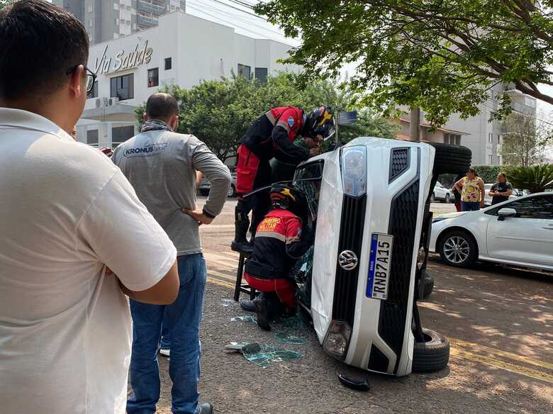 Veículo capotou após a colisão na rua Brasil com das Garças