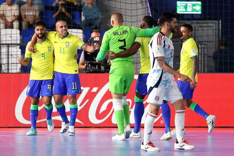 Seleção Brasileira de futsal comemora gol contra a Costa Rica