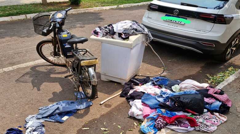 Roupas foram jogadas para fora da casa