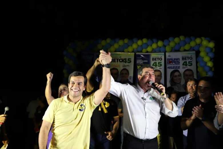 Beto Pereira (PSDB) e o governador Eduardo Riedel (PSDB), em evento no Jardim Leblon