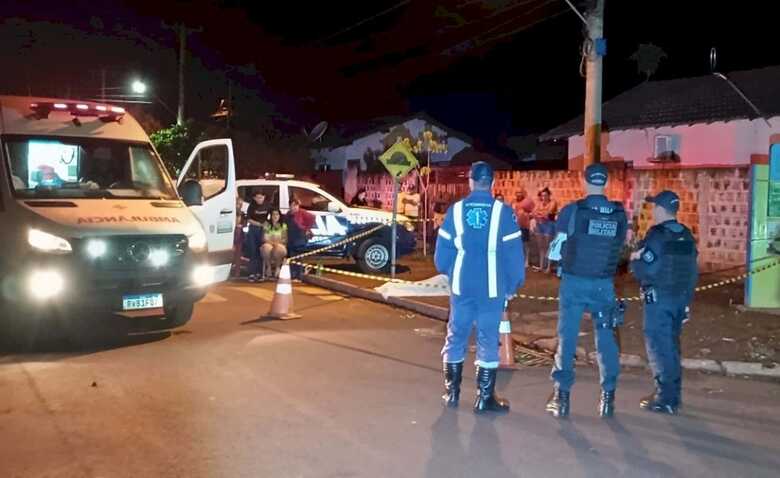 Policiais e socorrista no local onde rapaz foi morto a tiros em Itaporã