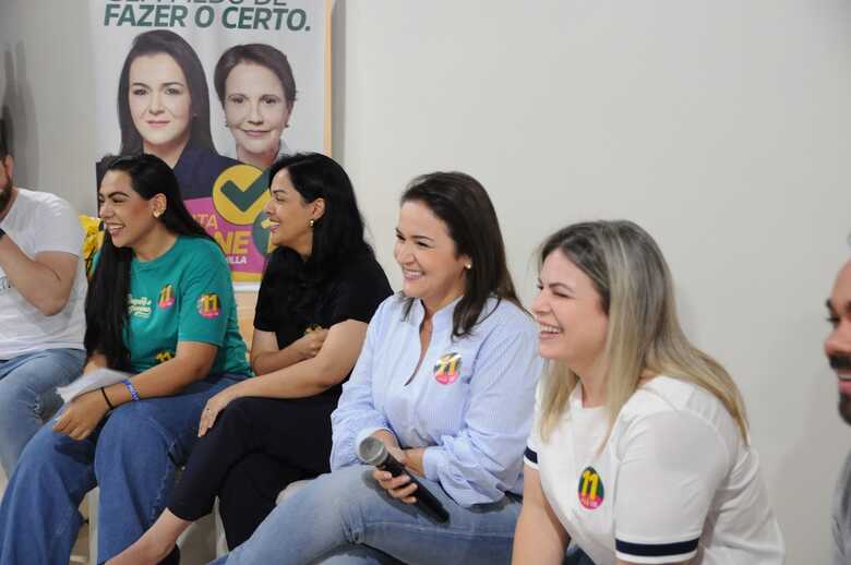 Adriane Lopes ao lado de sua vice, Dra. Camilla Nascimento 