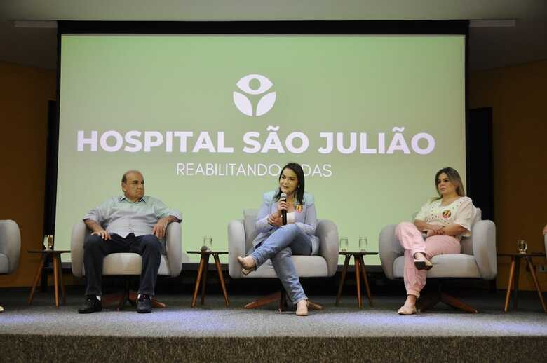 Presidente do São Julião, Carlos Melke, prefeita Adriane Lopes e sua candidata a vice, Dra. Camilla