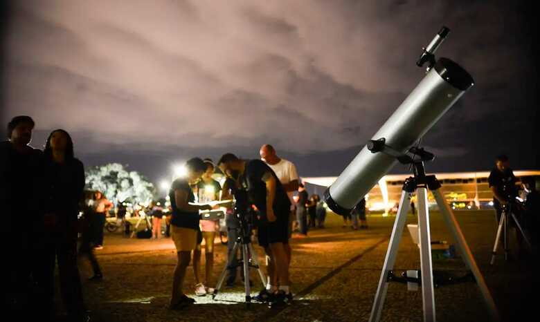 Em evento passado, admiradores da astronomia se reuniram para ver o fenômeno