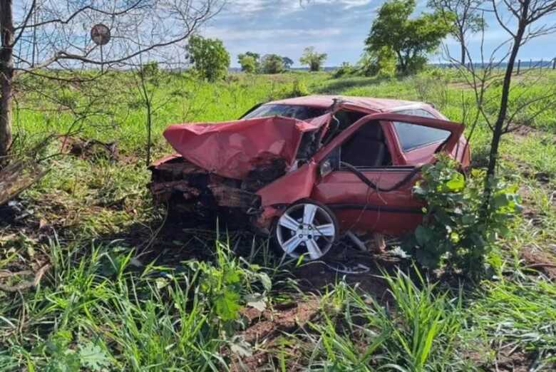 Por conta da colisão, a parte frontal do Gol ficou completamente destruída