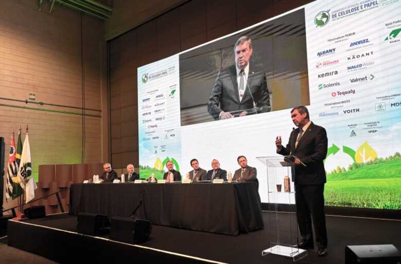 Governador Eduardo Riedel durante discurso na abertura do Congresso