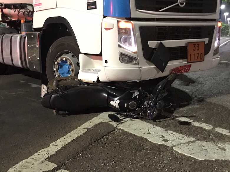 Motocicleta parou debaixo do veículo longo