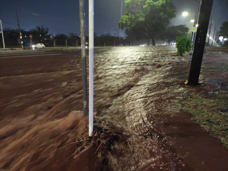 Alagamentos aconteceram em vários pontos de Campo Grande