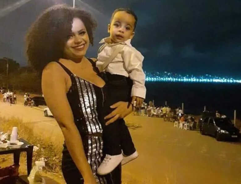 Maria Rosália Gonçalves Mendes e seu filho, Miguel Ryan