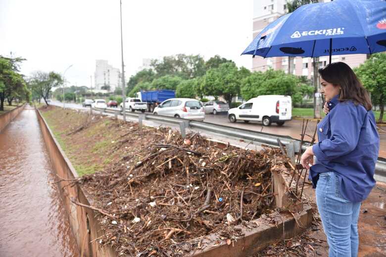 Prefeita Adriane Lopes vistoria obras na Ernesto Geisel