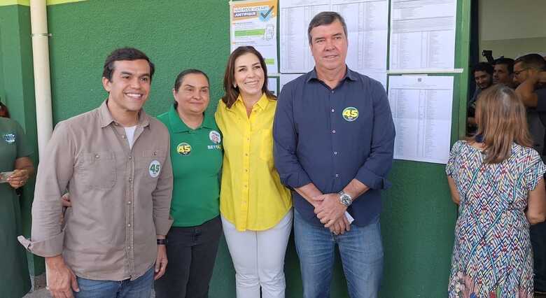 Candidato Beto Pereira, sua vice Coronel Neidy, a primeira dama Mônica Riedel e o governador Eduardo Riedel