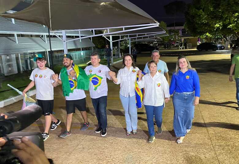 Adriane Lopes, a senadora Tereza Cristina, a Vice Dr. Camilla, o marido Lídio Lopes e os filhos