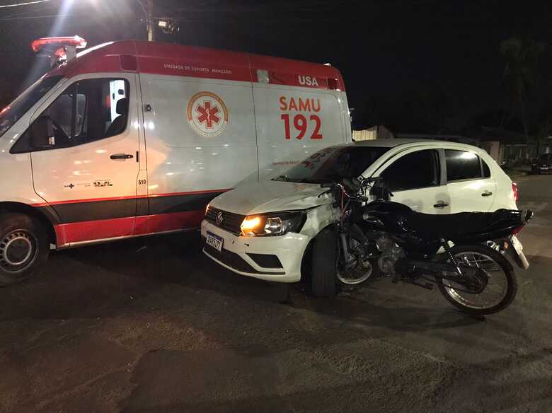 Motociclista voou sobre o veículo de passeio