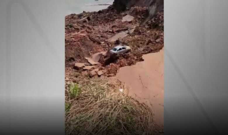 Deslizamento de um barranco na comunidade Terra Preta