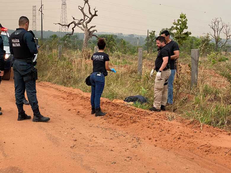 Corpo estava na vegetação existente da estrada vicinal