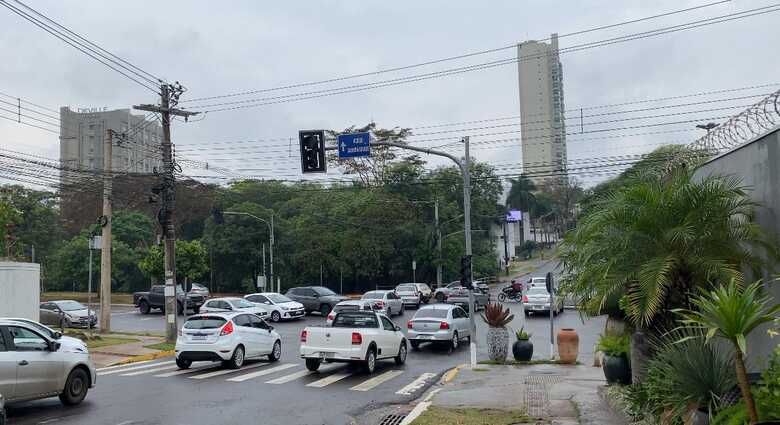 Trânsito no cruzamento da Antônio Maria Coelho com Via Park