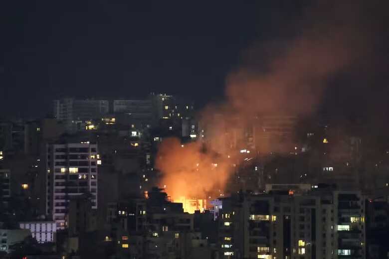 Fumaça e chamas em bairro central de Beirute, no Líbano