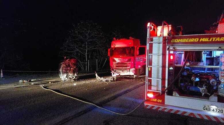 Carreta ficou com a frente danificada e a picape ficou destruída