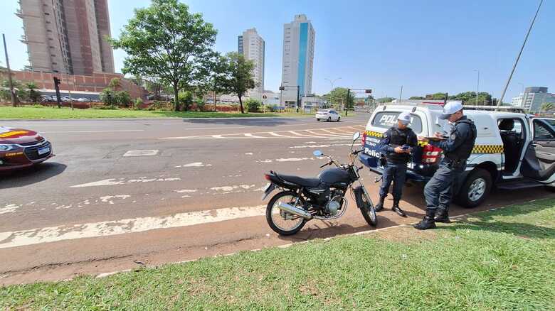 Motocicleta ficou no local do acidente