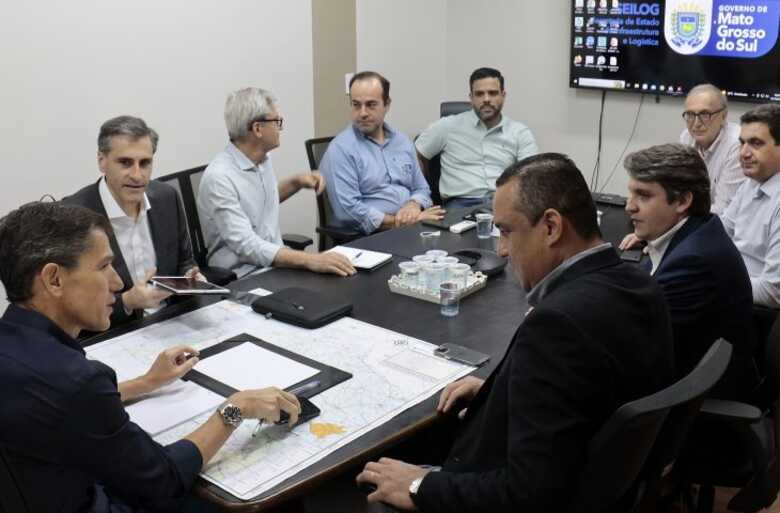 O presidente da Arauco, Carlos Altimires, o diretor-presidente da Agesul, Mauro Azambuja e o diretor de Infraestrutura Rodoviária (DIR) da Seilog, Rudi Fiorese estiveram presentes na reunião