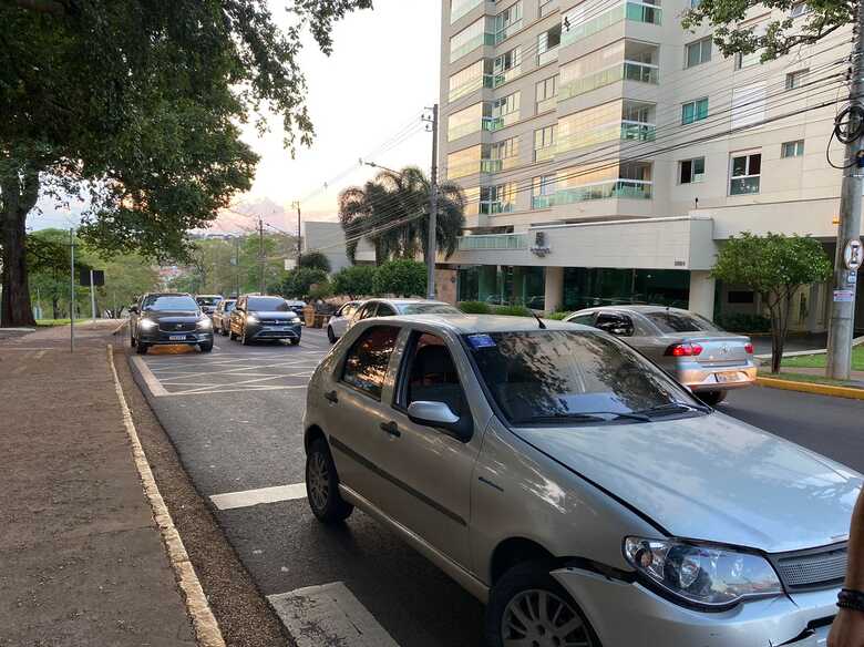 Fiat Palio ao lado da calçada