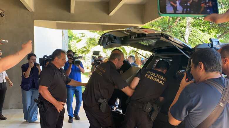 Policiais Federais levam cofre do TJMS