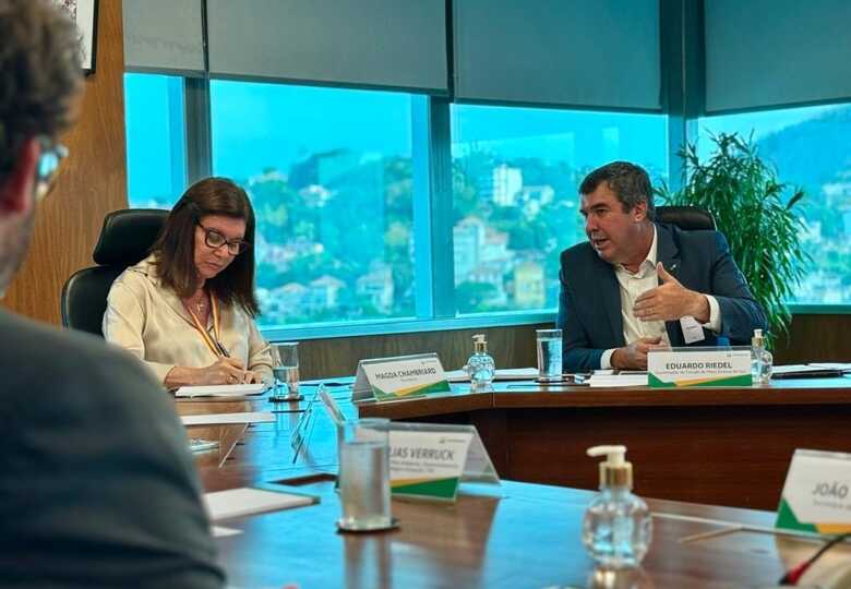 Governador Eduardo Riedel e a presidente da estatal, Magda Chambriard