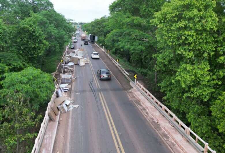 A carga que ele levava ficou espalhada na pista após o acidente 