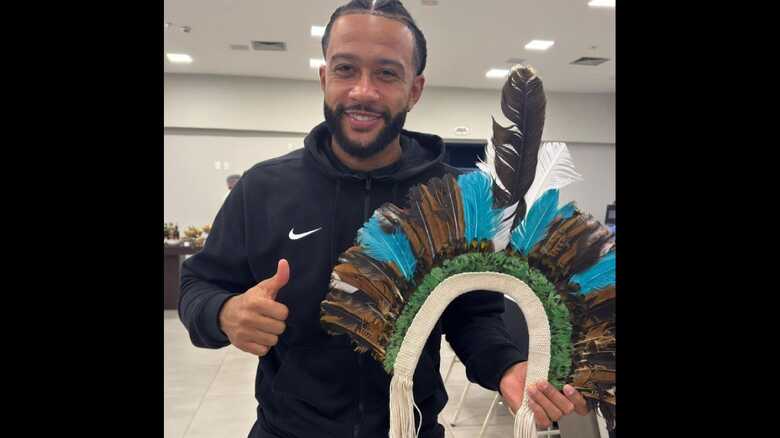 Memphis com o cocar que ganhou de presente do Guilherme