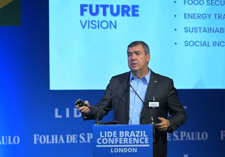 O governador Eduardo Riedel durante palestra