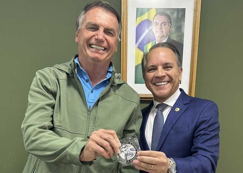 Ex-presidente Jair Bolsonaro (PL), indiciado por participação em um plano golpista, ao lado do deputado estadual Coronel David (PL)