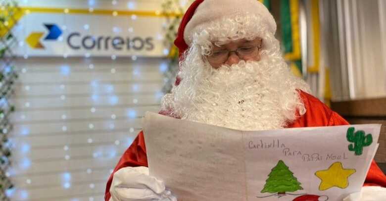 Papai Noel com as cartinhas dos Correios