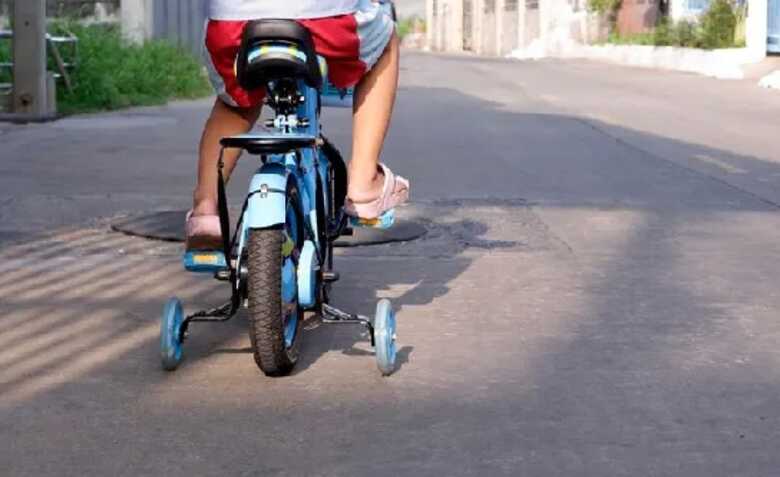 Criança andando de bicicleta