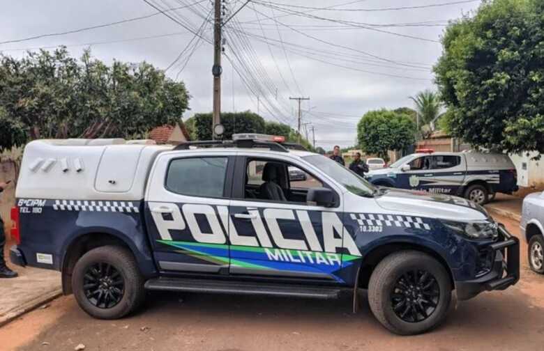 Viaturas da PM de Ribas do Rio Pardo em rua do município