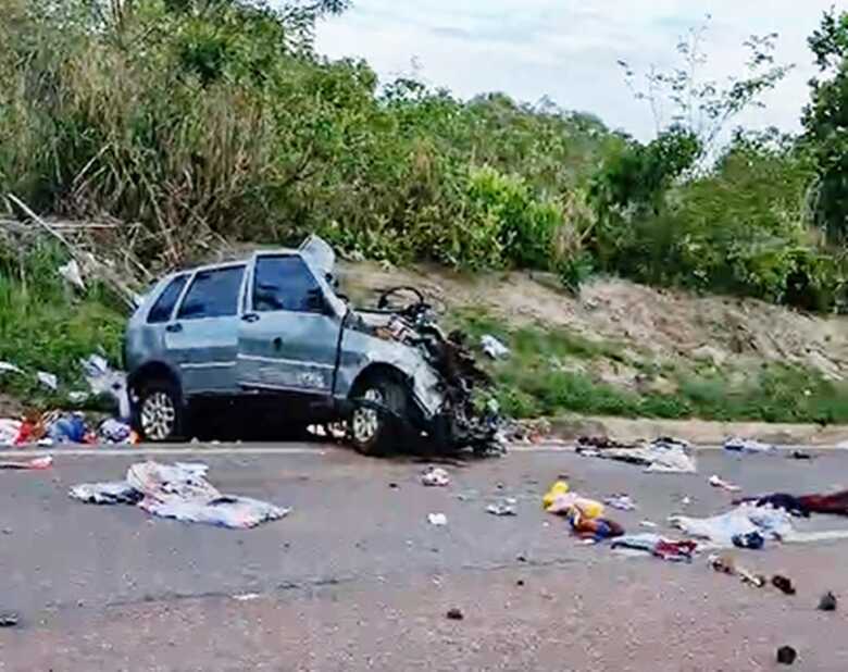 Por conta da colisão, o carro ficou completamente destruído 