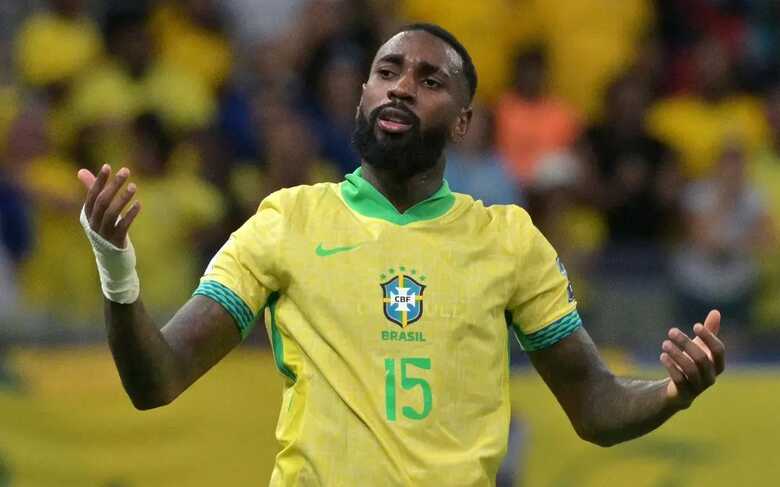 Gerson marca o gol de empate da Seleção Brasileira contra o Uruguai.