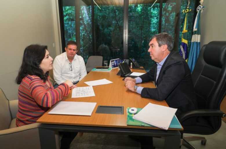 Governador ao lado da ministra Simone Tebet e do secretário da Casa Civil, Eduardo Rocha