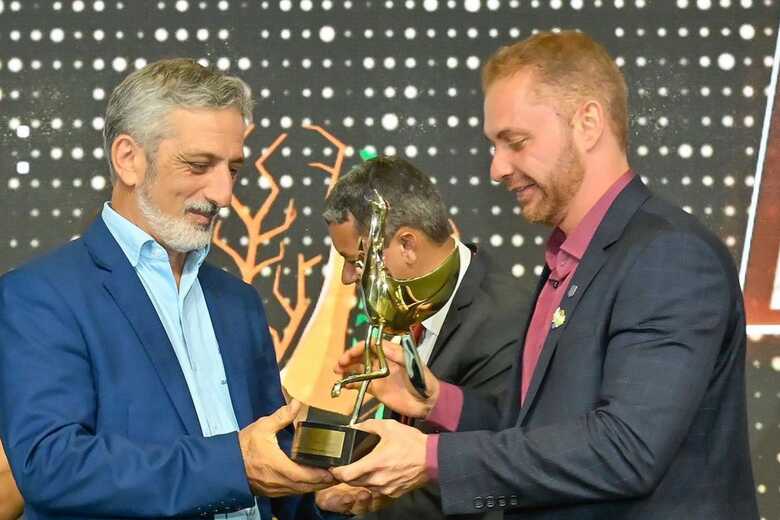 Bruno Maddalena recebeu o 'Troféu Seriema' durante a quinta-feira