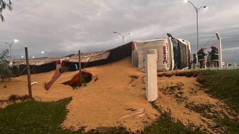 O motorista teve ferimentos leves e foi socorrido pelo Corpo de Bombeiros