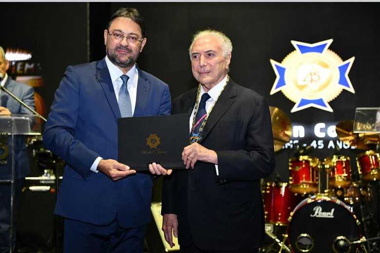 Sérgio Longen homenageando o ex-presidente da República Michel Temer