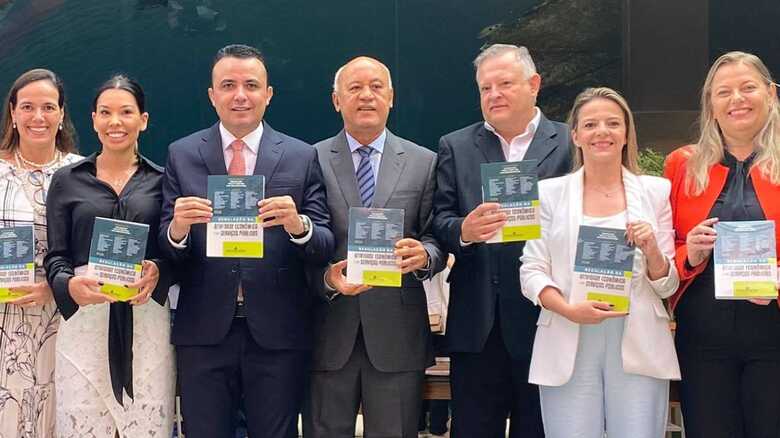 Equipe da Agems durante evento para lançamento de livro científico