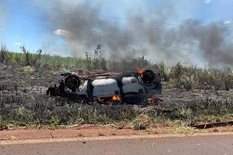 Veículo que a família ocupava ficou completamente destruído com o incêndio