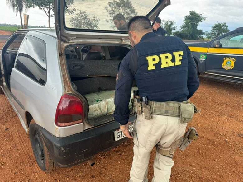 PRF encontrou drogas no veículo