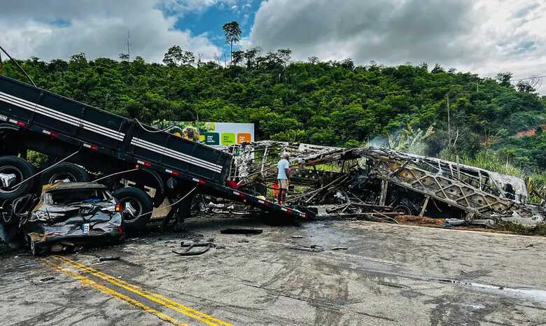 Ônibus ficou totalmente destruído