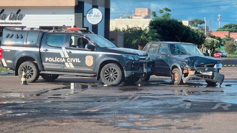 Carro e a viatura ficaram danificados