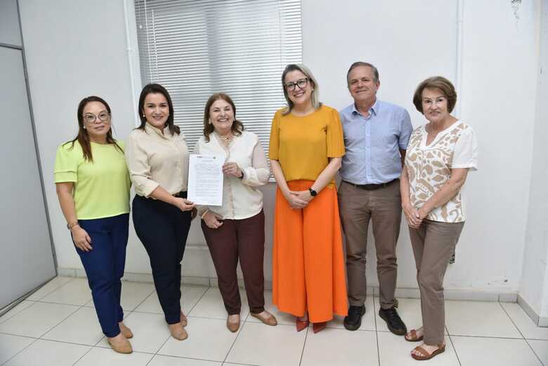 Prefeita, Adriane Lopes, com membros do Conselho Regional de Odontologia