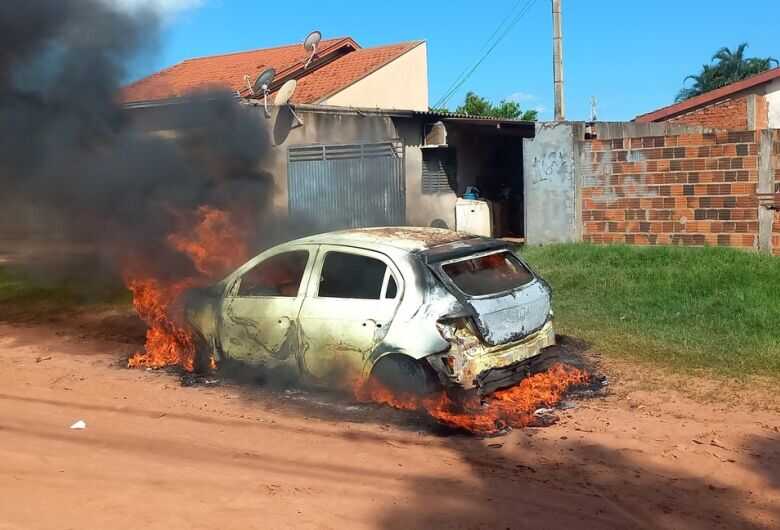 O veículo ficou completamente destruído pelo fogo